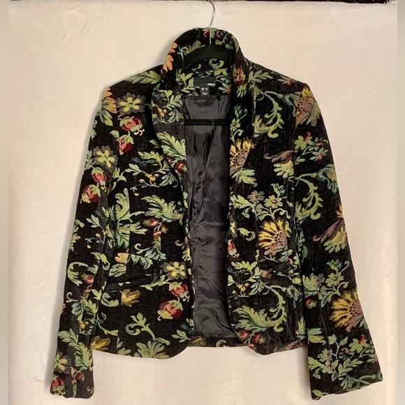 Floral Needlepoint design. Smart body hugging, flare sleeve with slit. - Picture 4 of 7